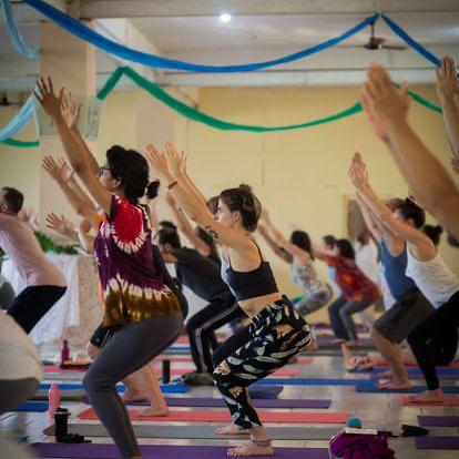 Utkatasana em grupo durante a prática coletiva