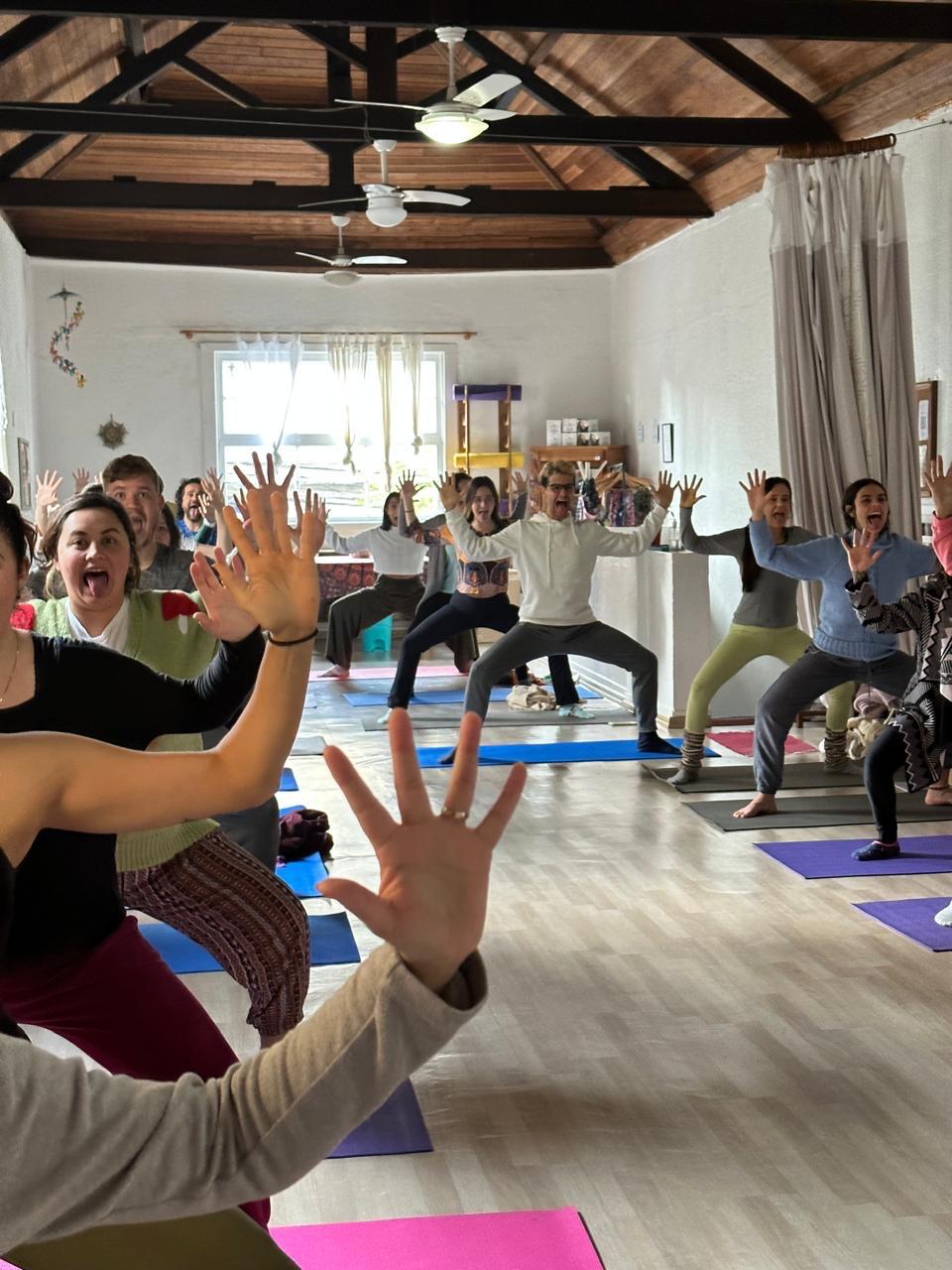 Turma em Devi ásana com sorrisos no salão de prática