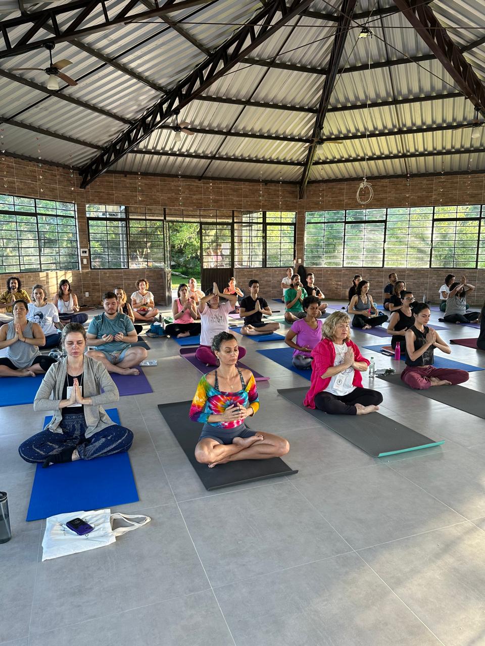 Meditação coletiva no pavilhão do Yoga Shivir