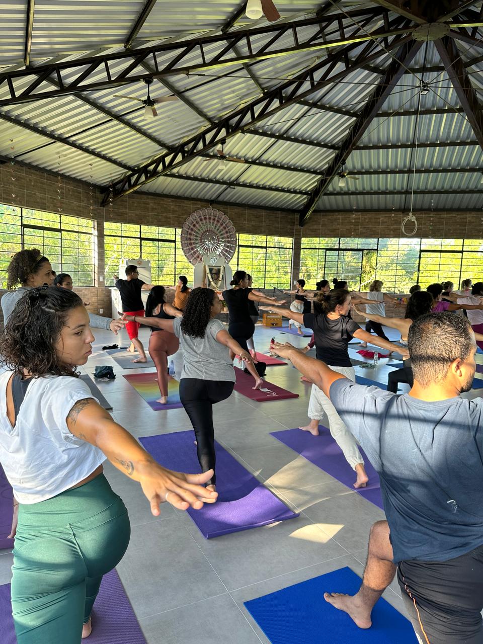 Prática de ásanas durante o Yoga Shivir