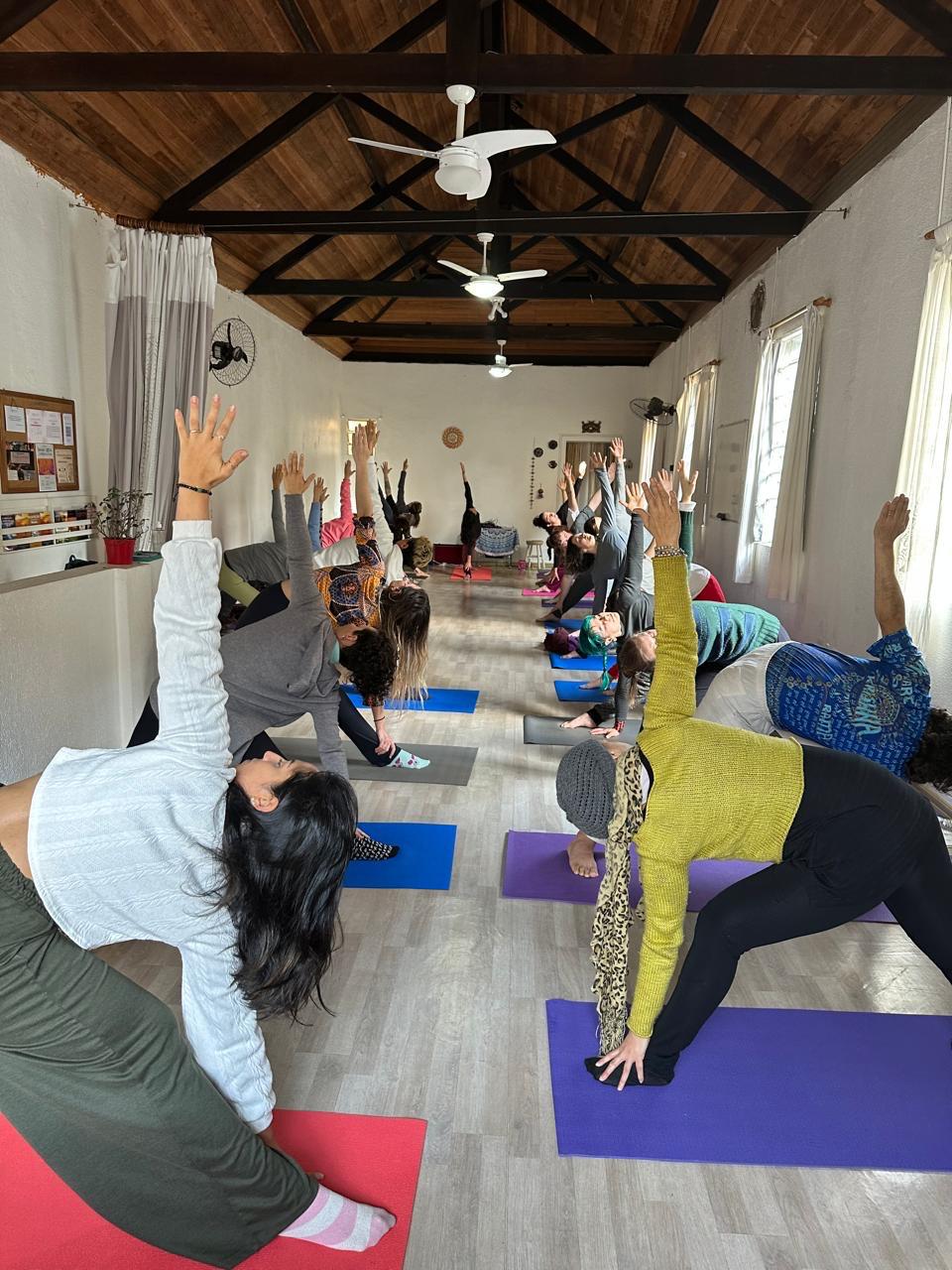 Trikonasana em grupo no salão de Porto Alegre