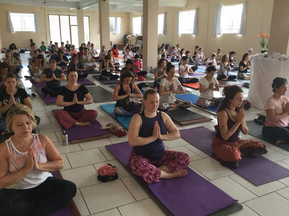 Meditação coletiva no salão